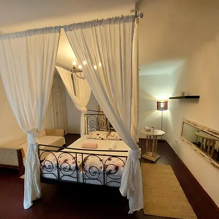 Purple Romantic Apartment Budapest